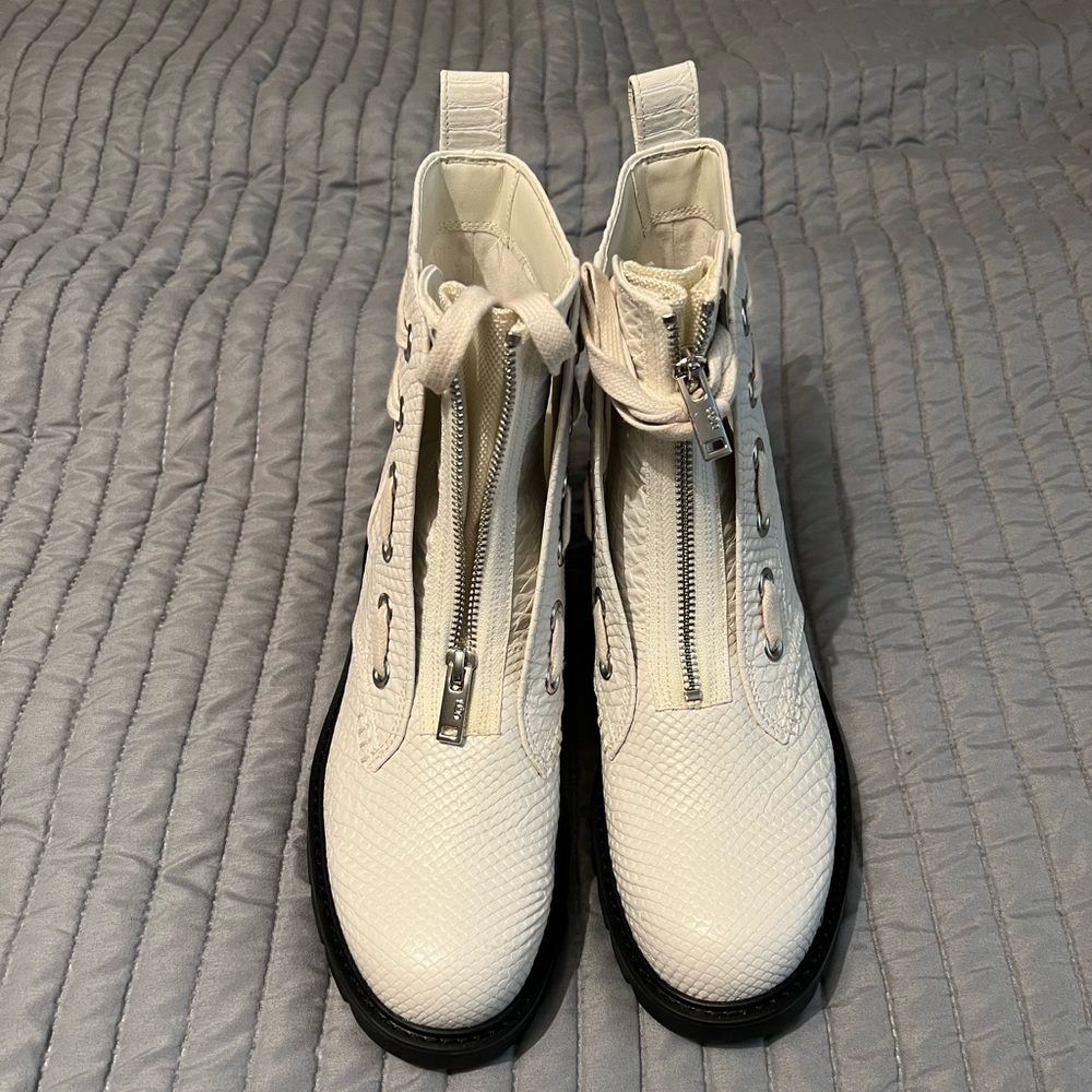 NEW NEVER WORN! UGG DAREN CROC EMBOSSED BOOT.
